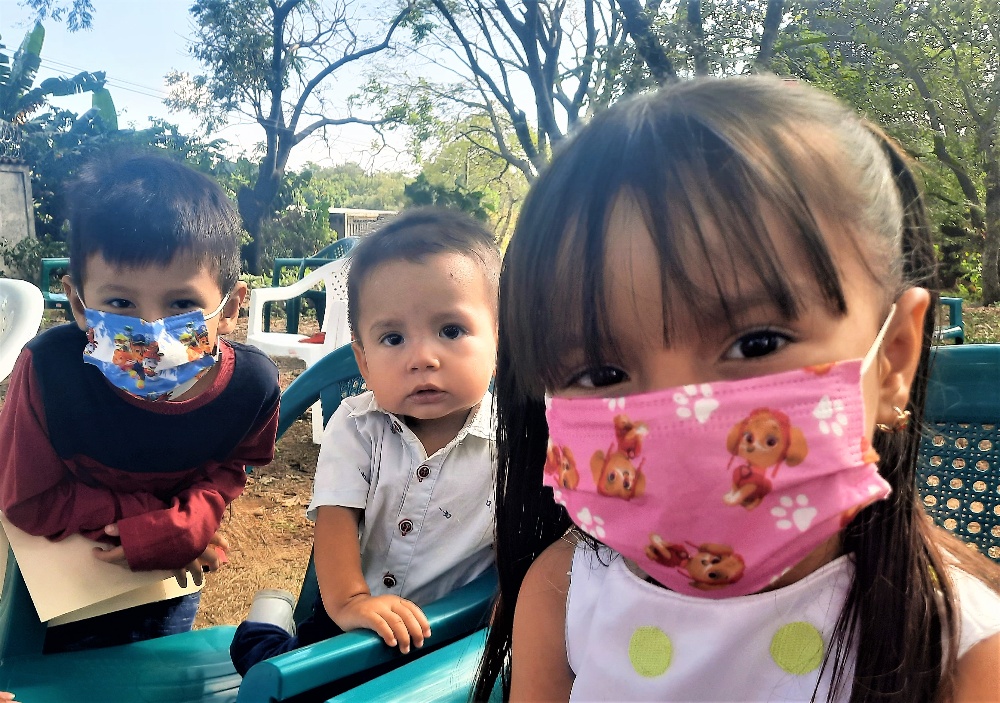 Niños y niñas en comunidades de El Salvador